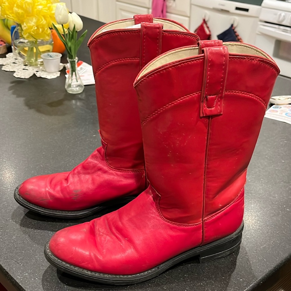 Red women’s cowboy boots size 7